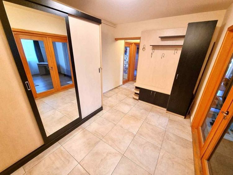 Apartament cu 3 camere semidecomandat în Alexandru cel Bun