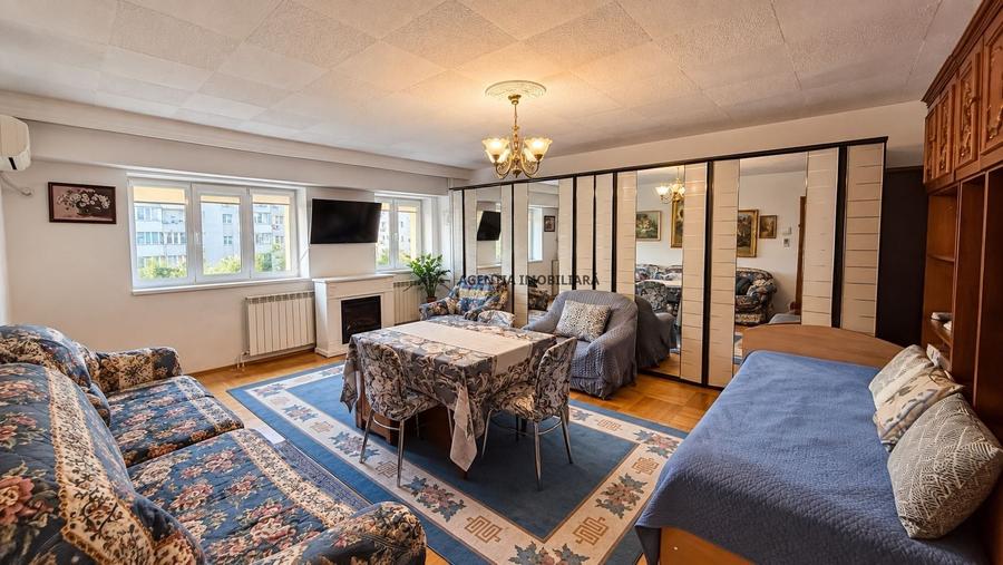 Apartament cu 4 camere decomandat în P-ța Victoriei