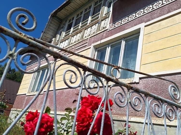 Casă individuală cu 5 camere cu Teren 1045 Mp în Central