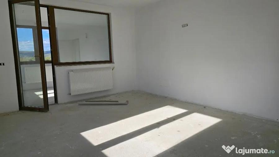 Casă cu 8 camere cu Teren 830 Mp în Brănișca