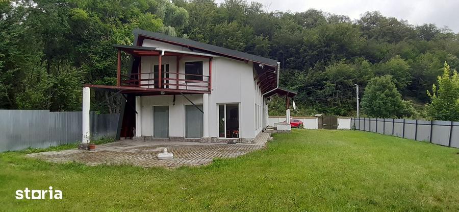 Casă cu 5 camere cu Teren 2000 Mp în Dârste