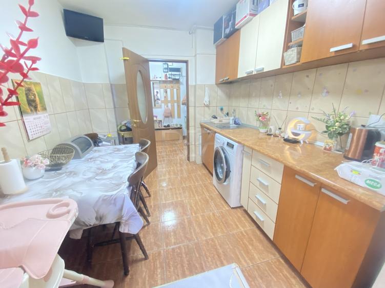 Apartament cu 3 camere decomandat, mobilat în Rahova