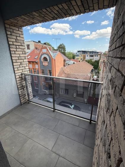 Apartament cu 3 camere semidecomandat, mobilat în Semicentral