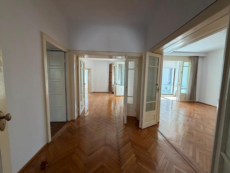 Apartament cu 4 camere semidecomandat în Universitate