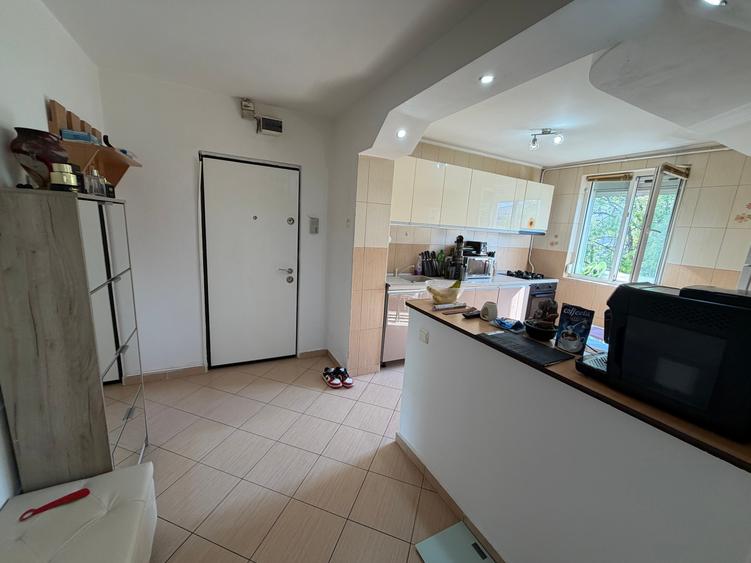 Apartament cu 3 camere semidecomandat, mobilat în Titan
