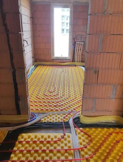 Apartament cu 3 camere decomandat în Titan