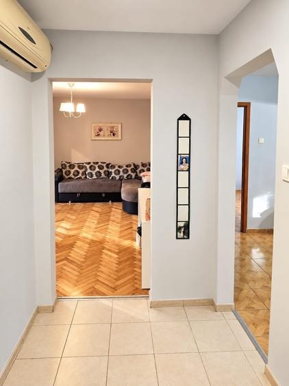 Apartament cu 3 camere decomandat în Titan