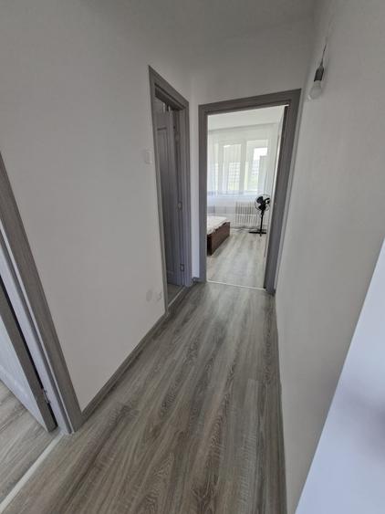 Apartament cu 3 camere semidecomandat în Obor