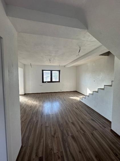 Casă individuală cu 4 camere cu Teren 1090 Mp în Fântânele
