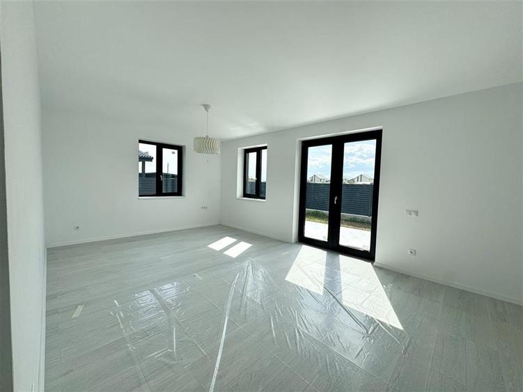 Casă individuală cu 4 camere cu Teren 500 Mp în Sânpetru