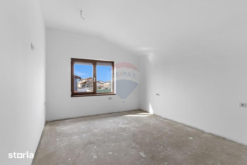 Casă cu 7 camere cu Teren 437 Mp în Livada