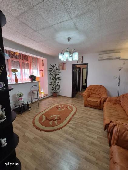 Apartament cu 3 camere semidecomandat în Giulești