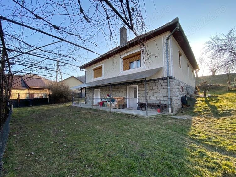 Casă cu 5 camere cu Teren 8000 Mp în Ciucea