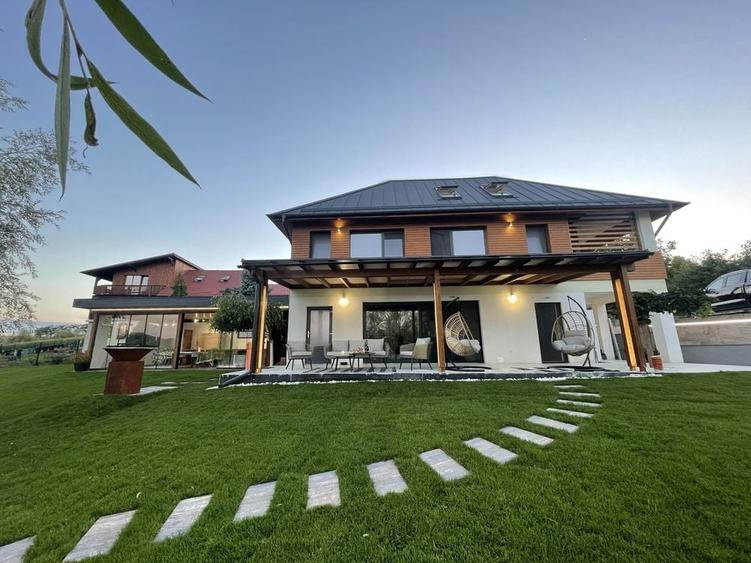 Casă cu 4 camere în Geaca