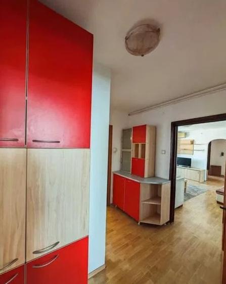 Apartament cu 3 camere semidecomandat, mobilat în Obor