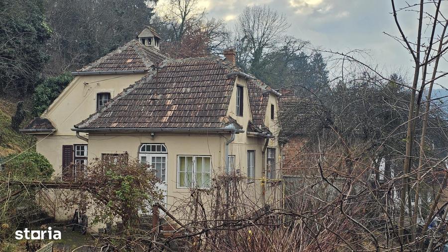 Casă cu 6 camere cu Teren 2600 Mp în Central