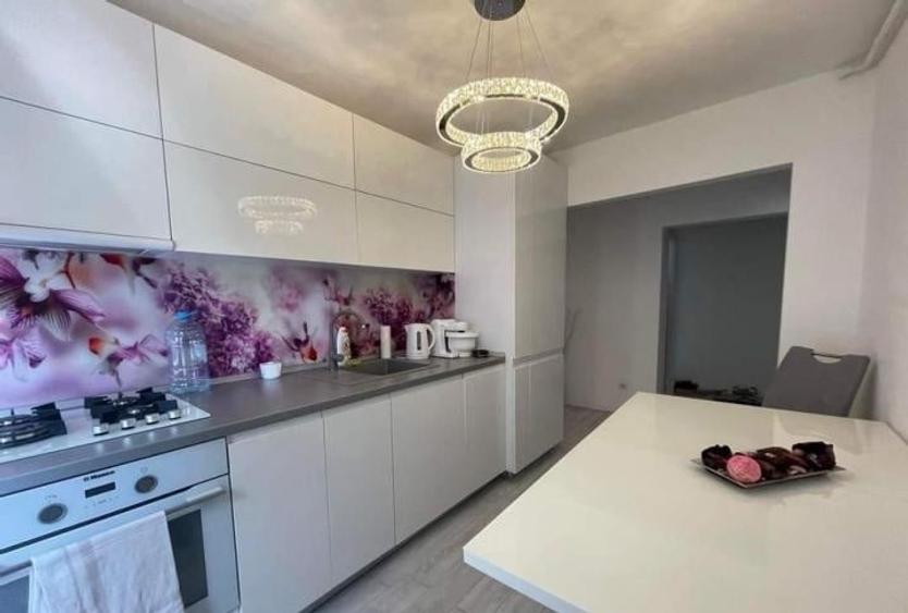 Apartament cu 3 camere decomandat, mobilat în Casa de Cultură