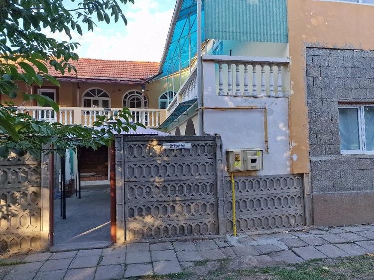 Casă cu 6 camere cu Teren 223 Mp în Central