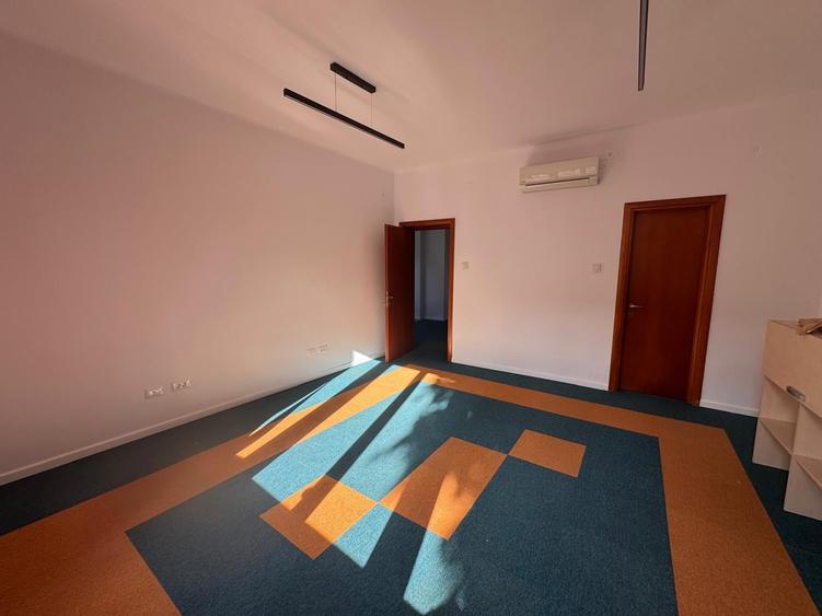 Casă cu 12 camere cu Canalizare în Cotroceni