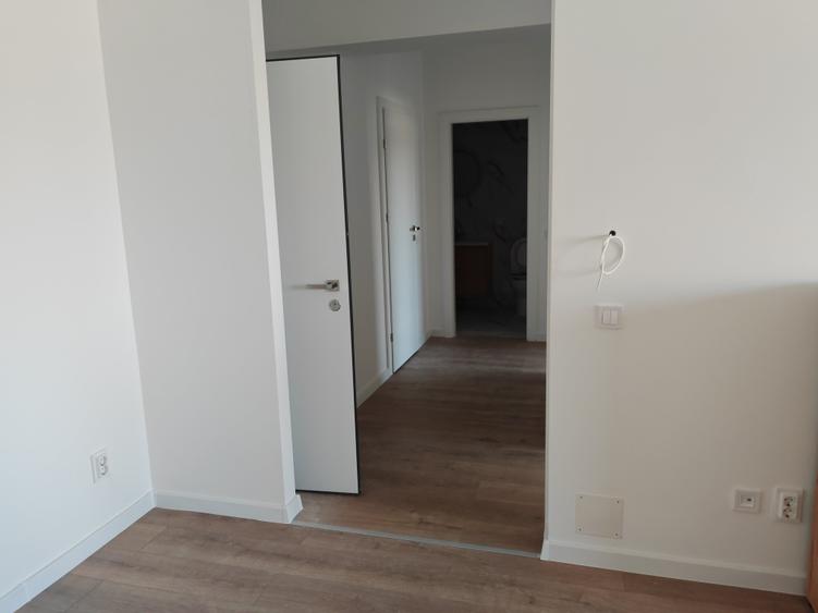 Apartament cu 3 camere semidecomandat în Tractorul