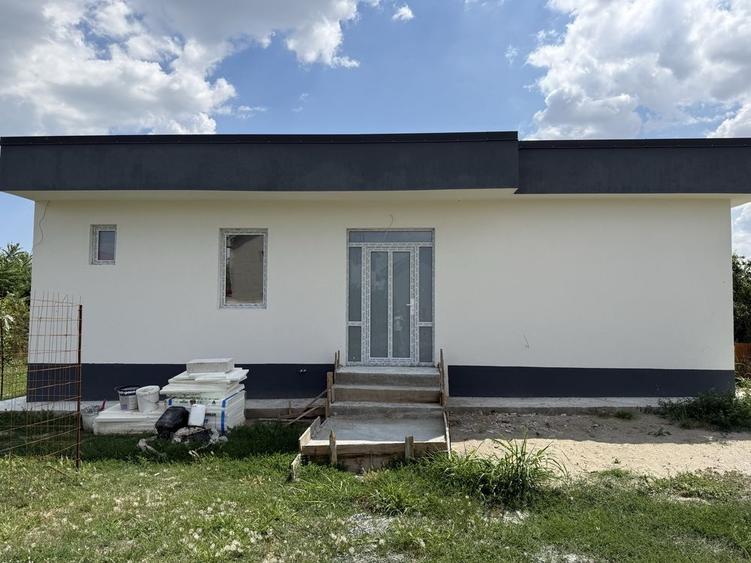 Casă cu 4 camere în Lumina