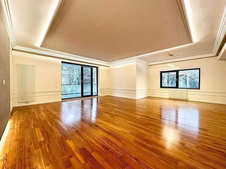 Apartament cu 4 camere în Capitale