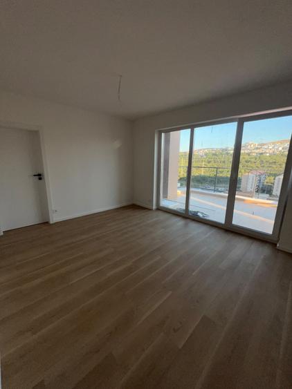 Apartament cu 3 camere semidecomandat în Florești