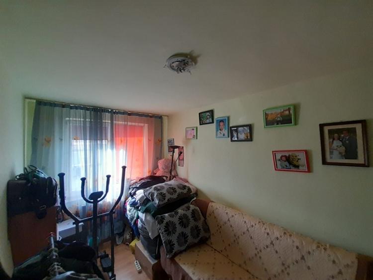 Apartament cu 3 camere semidecomandat, mobilat în Independenței