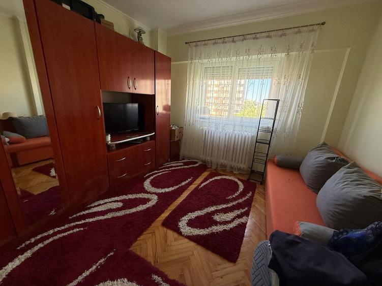 Apartament cu 3 camere semidecomandat în Careiului