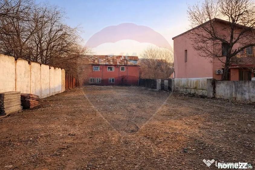 Teren de 2000 mp, în Militari
