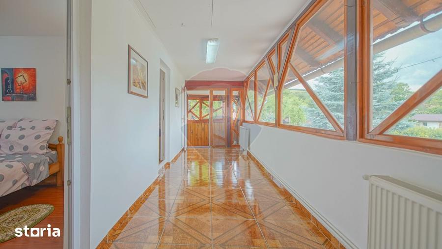 Casă cu 7 camere cu Teren 800 Mp în Purcăreni