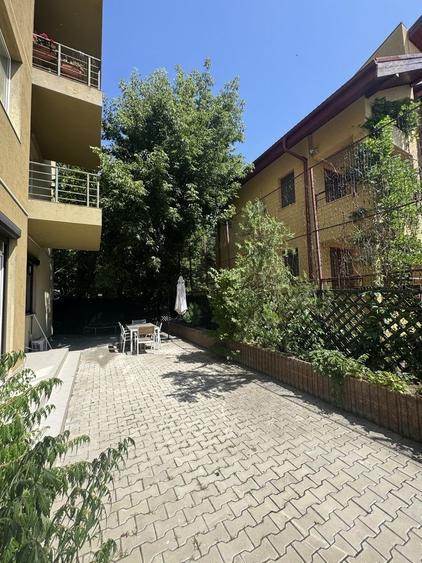 Apartament cu 3 camere semidecomandat, mobilat în Iancu Nicolae