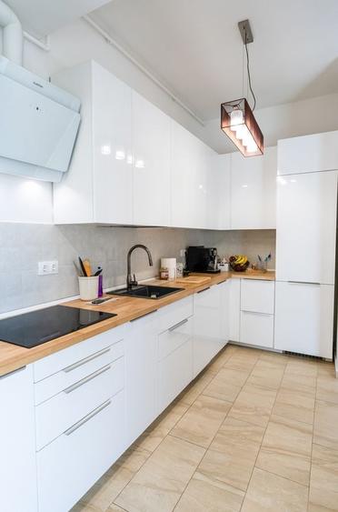Apartament cu 3 camere semidecomandat, mobilat în Est