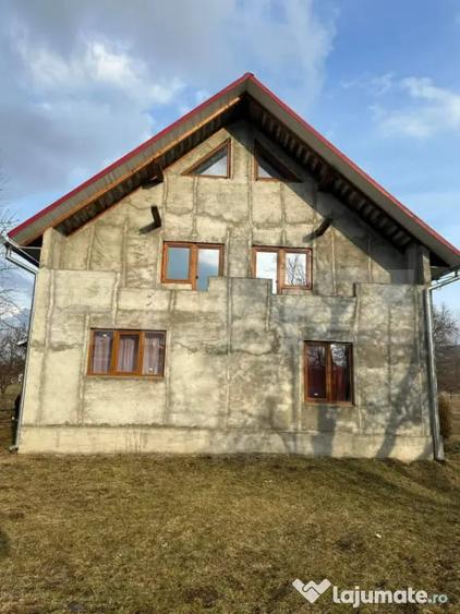 Casă cu 5 camere cu Teren 1000 Mp în Central