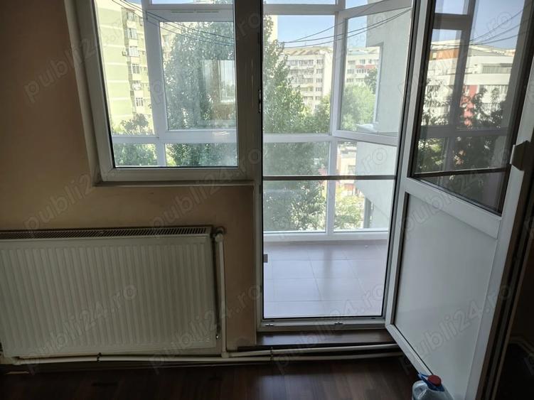 Apartament cu 3 camere semidecomandat în Berceni