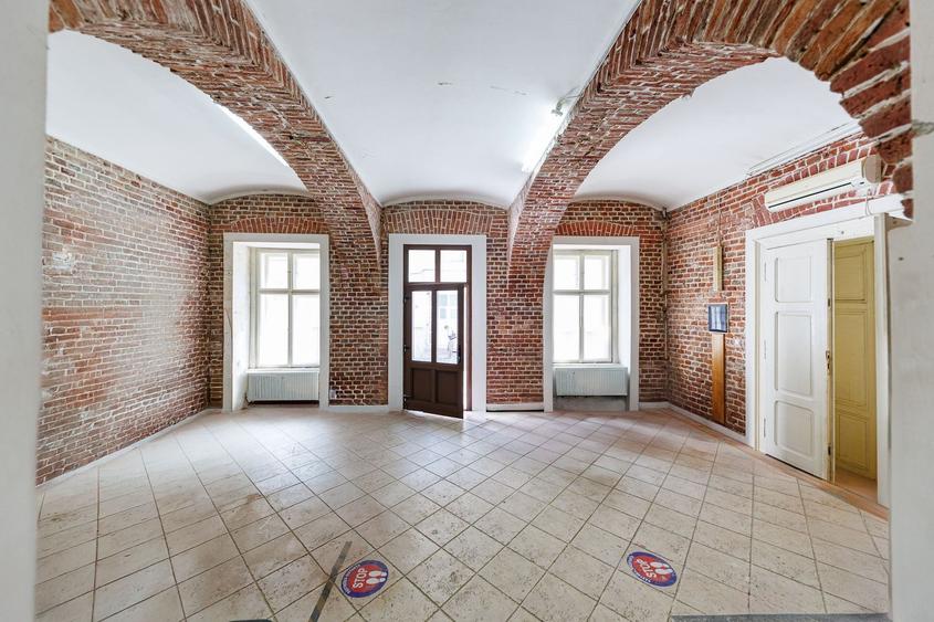Casă individuală cu 15 camere cu Canalizare în P-ța Unirii