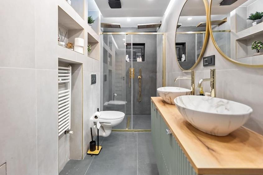 Apartament cu 5 camere decomandat, mobilat în Magheru
