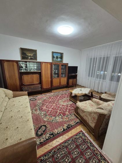 Apartament cu 3 camere decomandat în Rogerius