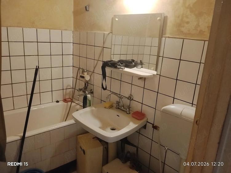 Apartament cu 3 camere semidecomandat în Micro 4