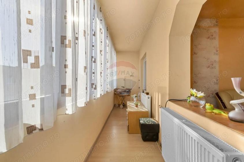 Apartament cu 5 camere decomandat, mobilat în Micălaca