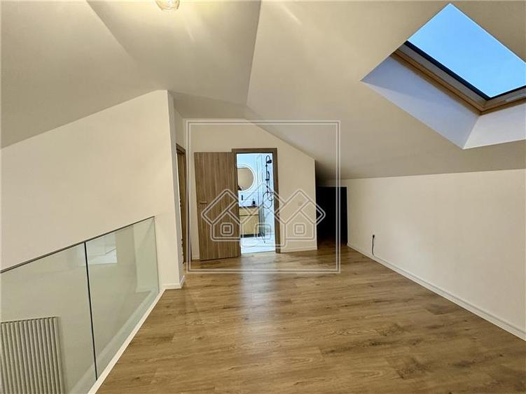 Penthouse cu 5 camere decomandat în Exterior Vest