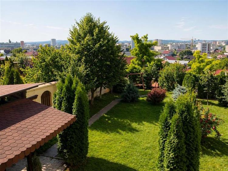 Casă individuală cu 9 camere cu Canalizare în Tudor Vladimirescu