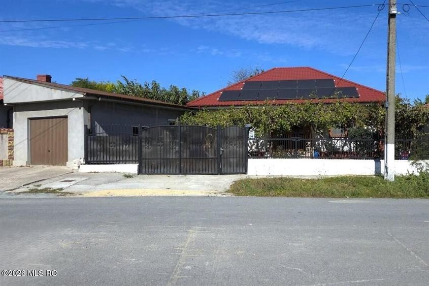 Casă individuală cu 5 camere cu Canalizare în Castelu