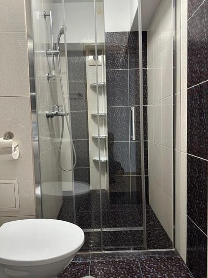 Apartament cu 4 camere decomandat, mobilat în P-ța Romană