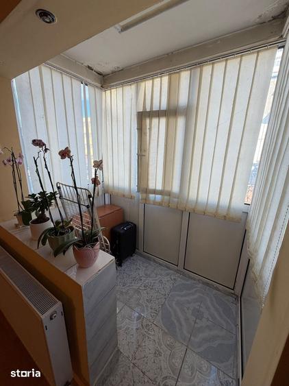 Apartament cu 3 camere semidecomandat în Craiovița Nouă