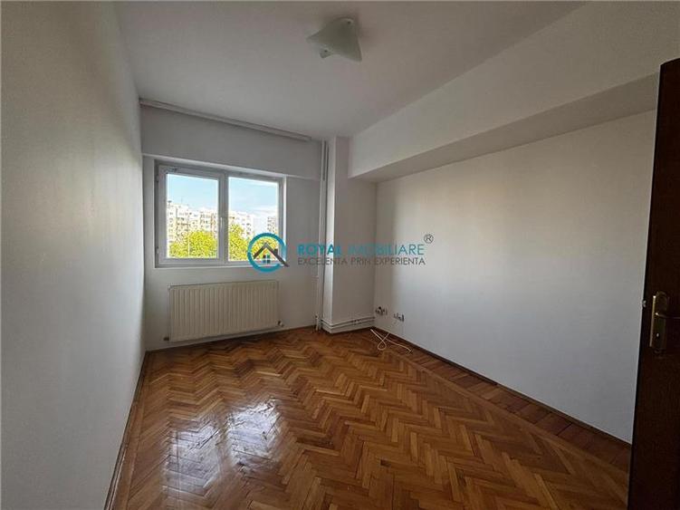 Apartament cu 3 camere decomandat în Republicii