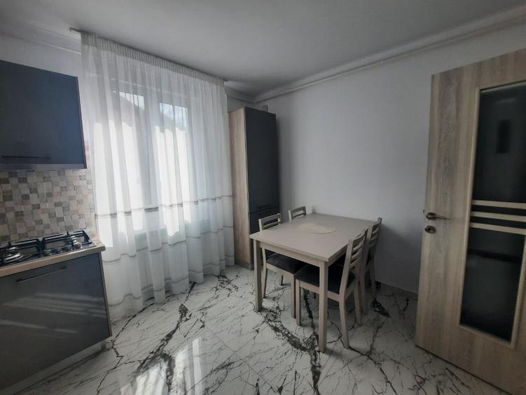 Apartament cu 3 camere decomandat în Mărăței