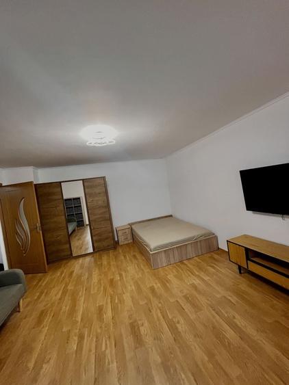 Apartament cu 3 camere decomandat în Medicină