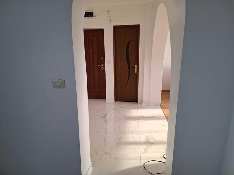 Apartament cu 3 camere semidecomandat în Cloșca