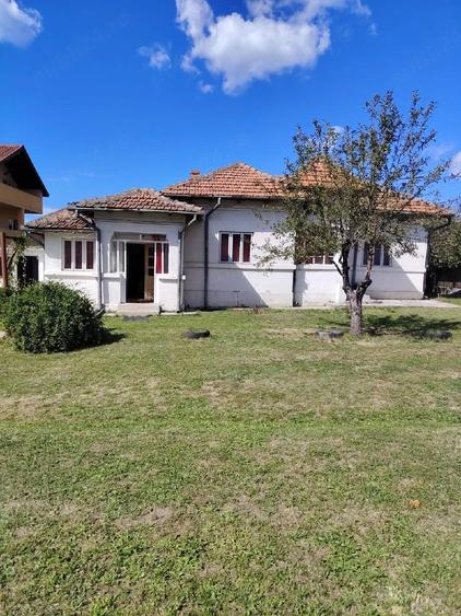 Casă cu 4 camere cu Teren 2250 Mp în Central